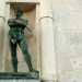 A dominare lintera scena  per una grande scultura bronzea realizzata dal celebre Filippo Cifariello. Denominata Il Costruttore,  posta allinterno di unedicola incorniciata da fasci littori